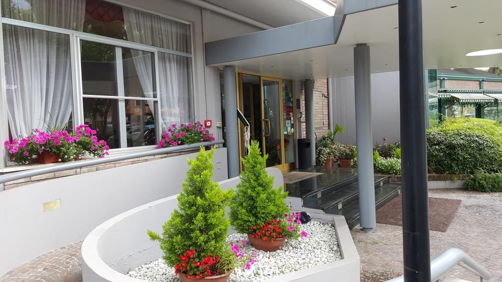 Hotel Augustus Фано Екстер'єр фото
